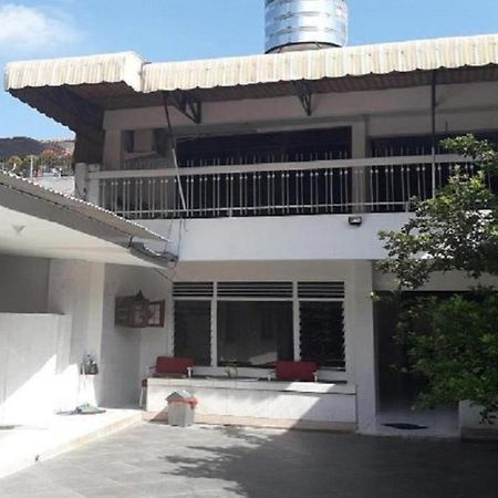 กราฮา เตราส ชาเรียะฮ์ Hotel สุราบายา ภายนอก รูปภาพ