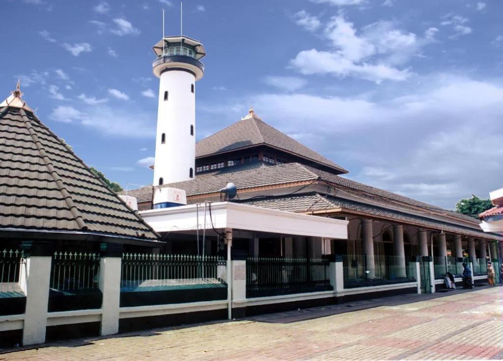 กราฮา เตราส ชาเรียะฮ์ Hotel สุราบายา ภายนอก รูปภาพ